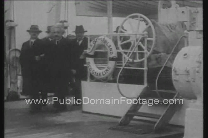 Albert Einstein arrives in America 1930